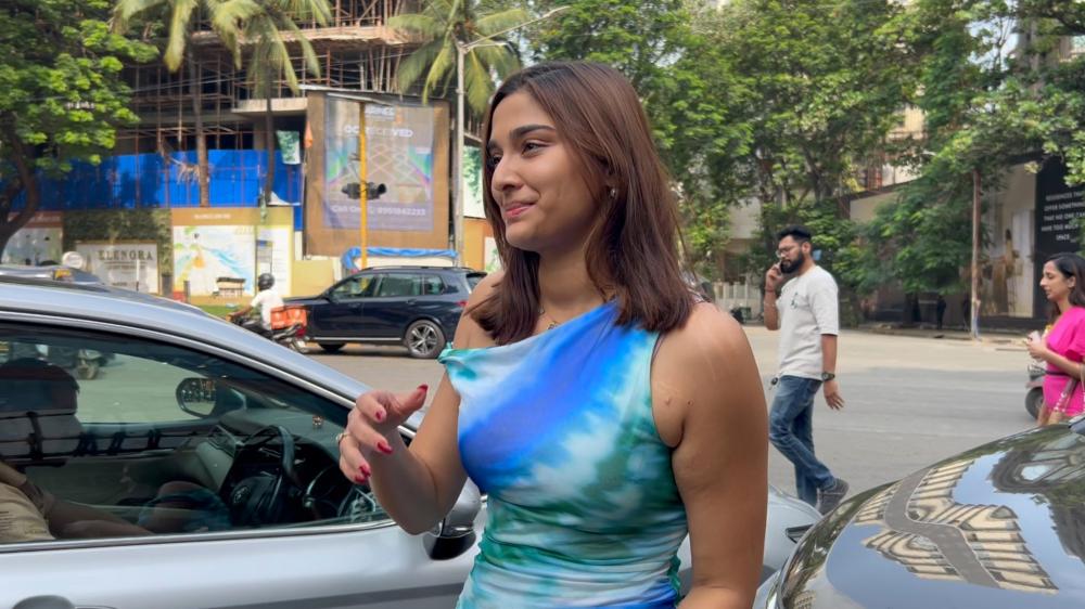 saiee-m-manjrekar-was-spotted-in-juhu-looking-stunning-as-she-stepped-out-in-style